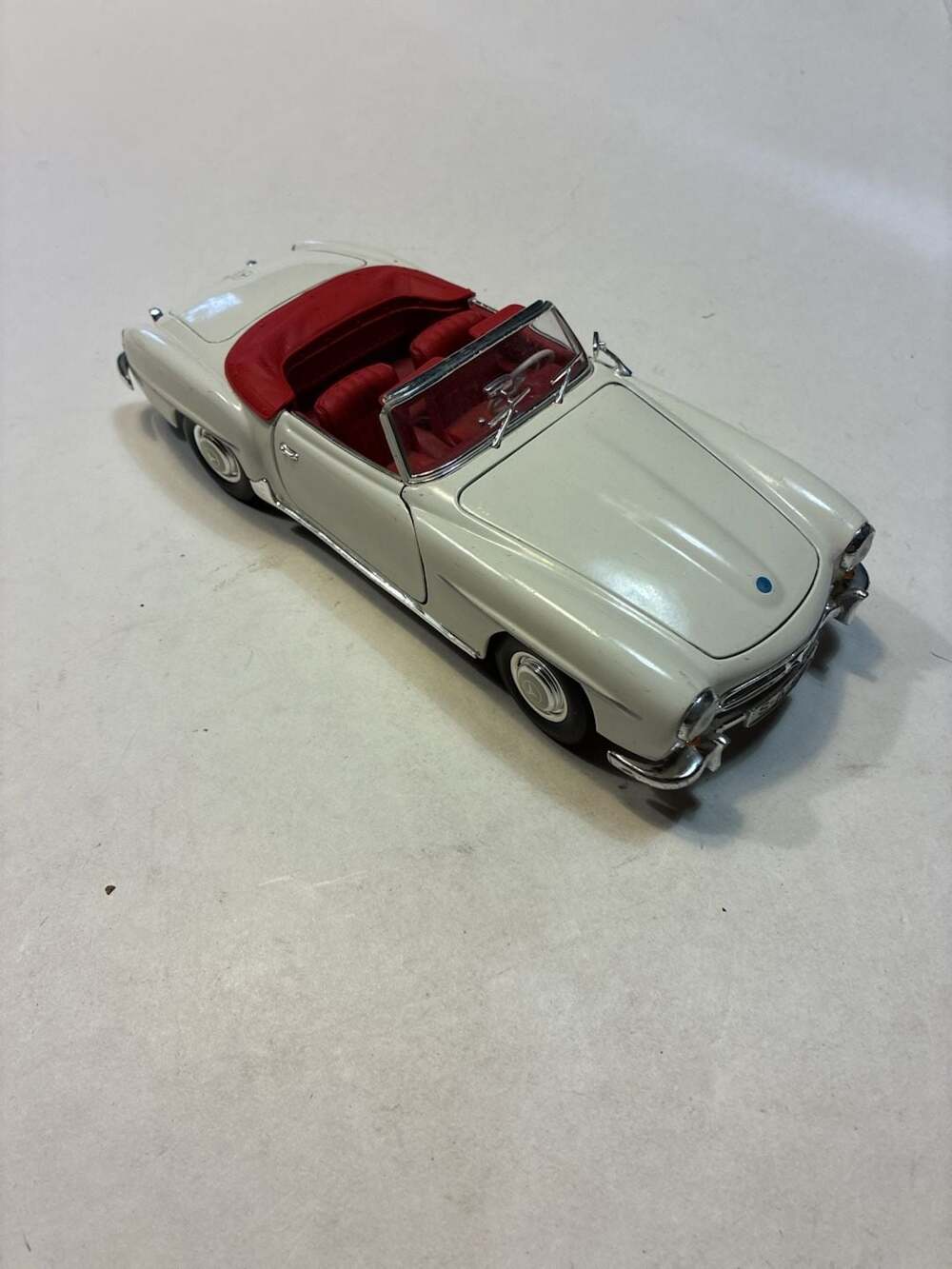 Maisto 1/18 Scale Diecast 1955 Mercedes-Benz 190 SL Roadster White with Red Inte